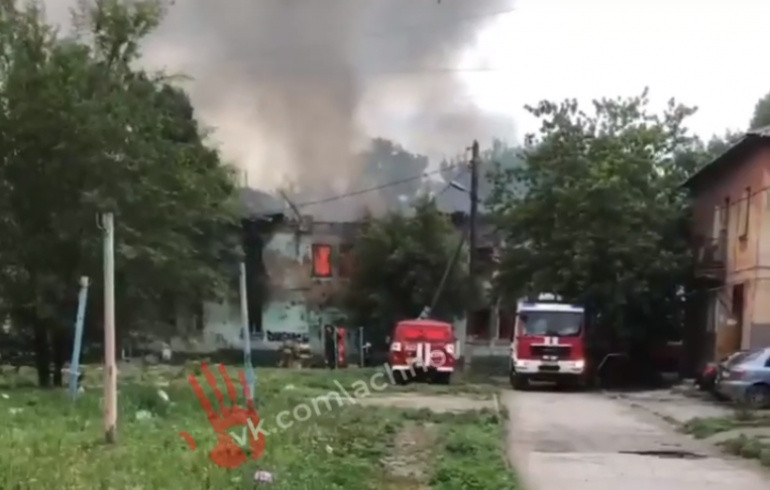 Деревянный барак вспыхнул в одном из районов Челябинска