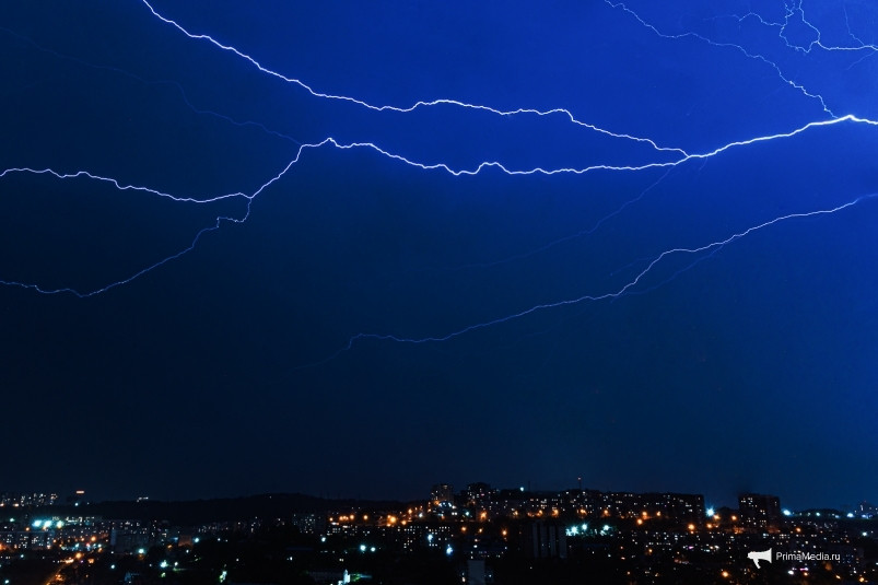 Неугомонные агрессивные молнии над Владивостоком попали на фото