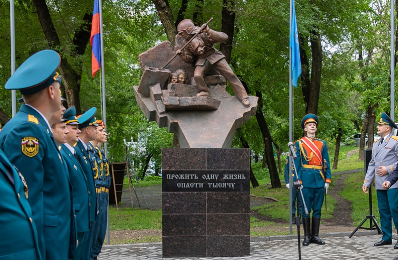Во Владивостоке открыли памятник пожарному