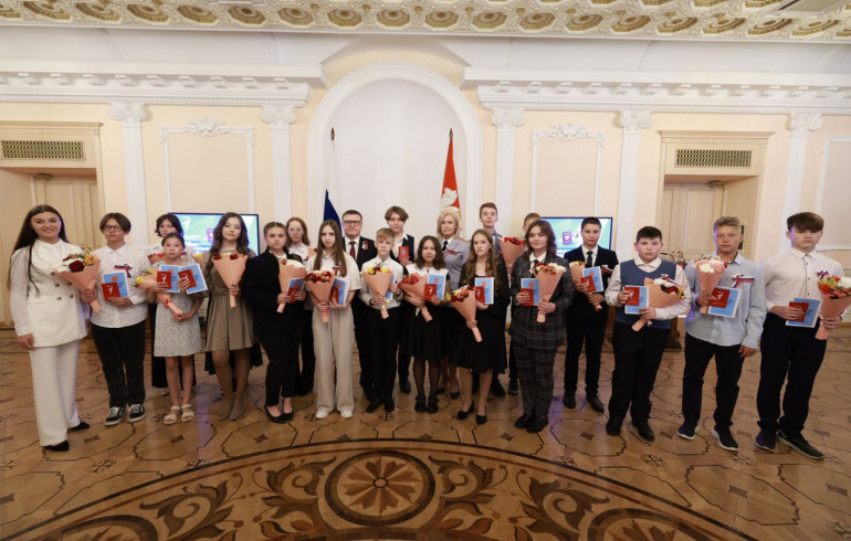 Губернатор Алексей Текслер вручил первые паспорта лучшим школьникам Южного Урала