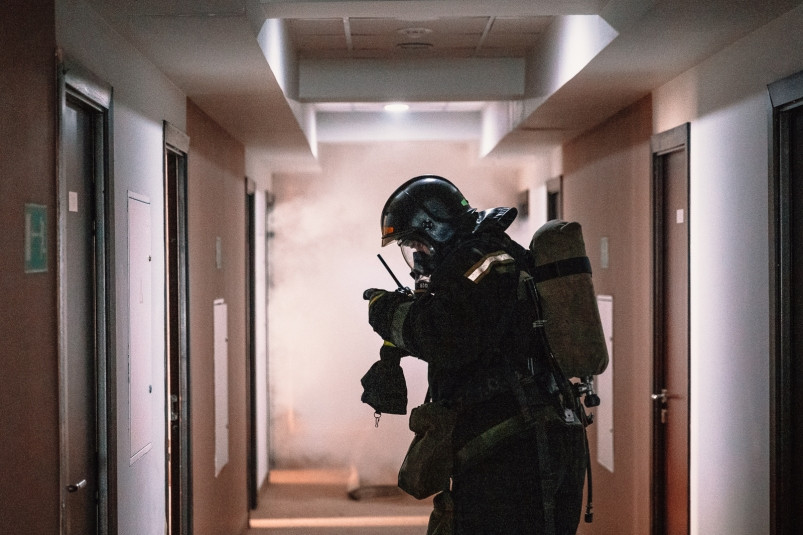 15 человек вывели из горящей многоэтажки в Славянке