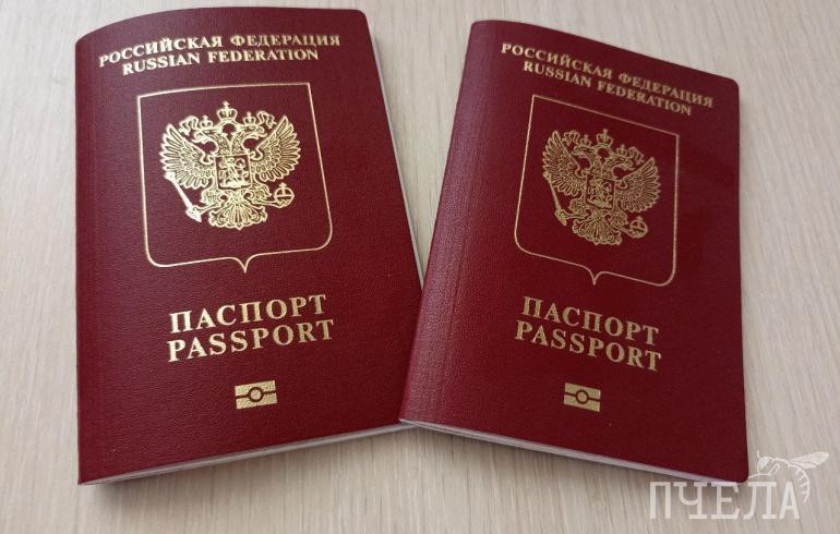 Путин разрешил забирать загранпаспорта у призывников