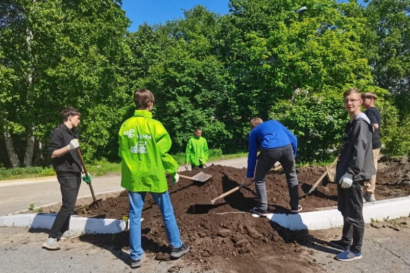 Территория НГГПК стала зеленее