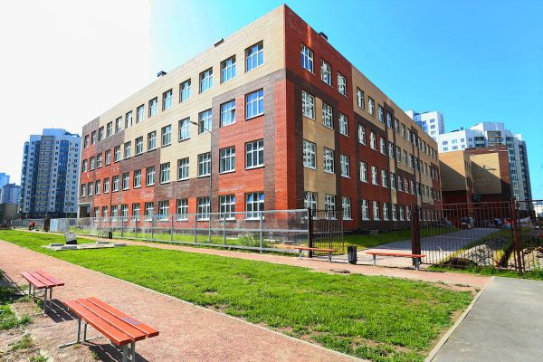 В новых районах Петербурга не хватает школ. Жители просят губернатора решить проблему