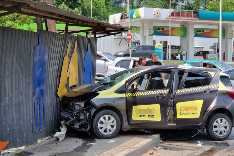 Такси влетело в ограждение на улице Третьей рабочей во Владивостоке