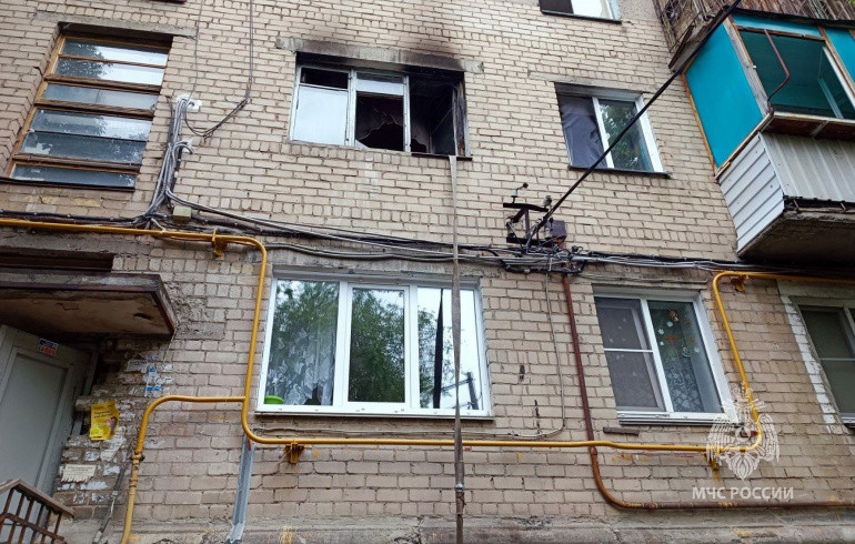 Пожарные спасли трёх взрослых и 6-летнего ребёнка из горящей квартиры в Челябинске