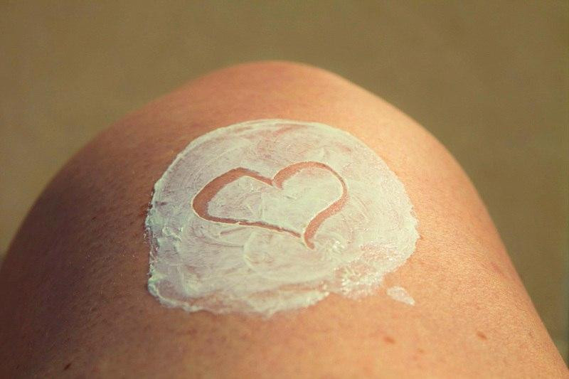 Дерматолог Хива Фассихи призвала защищать кремом с SPF кожу головы