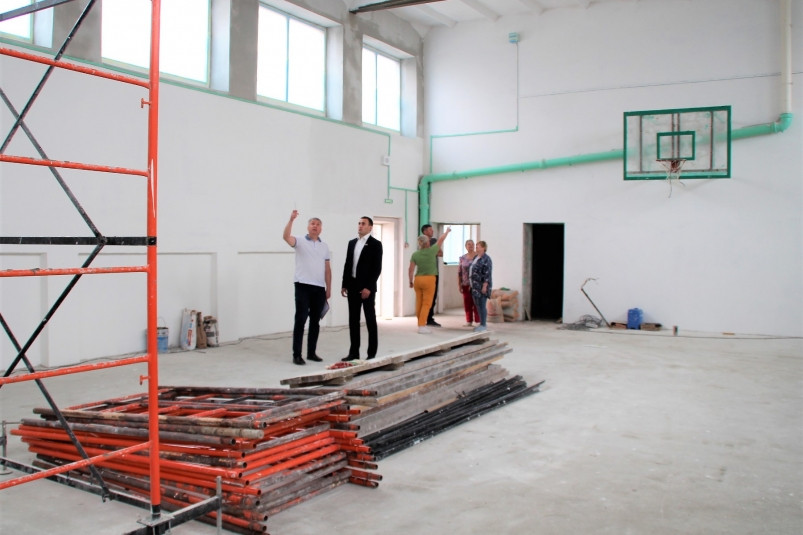 Партийный десант проконтролировал ремонт школьного спортзала в поселке Тавричанка