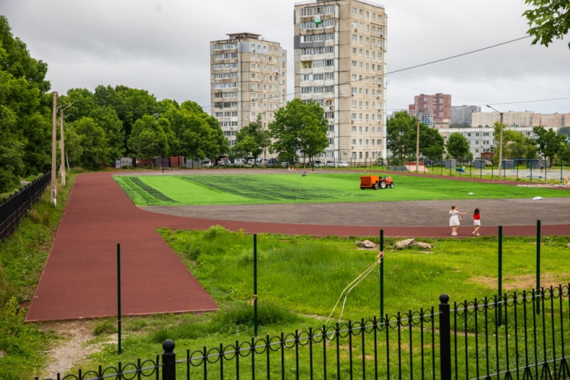 Во Владивостоке продолжают приводить в порядок спортивные площадки в школах