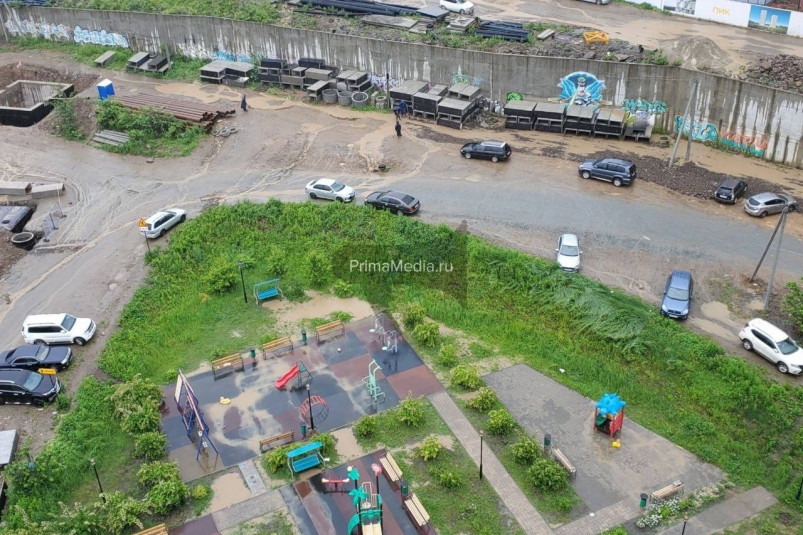 Грязные потоки со строек топят элитный жилой район Владивостока