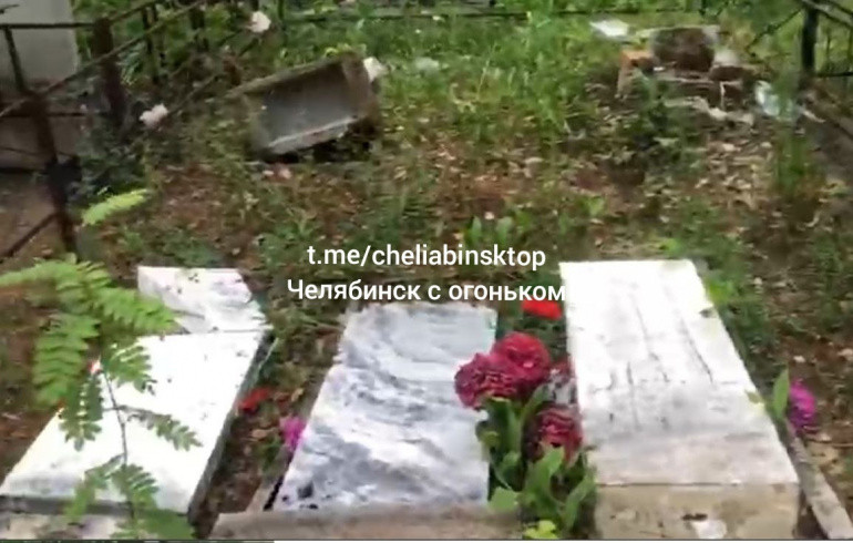 Вандалы разгромили десятки могил на кладбище в Челябинске