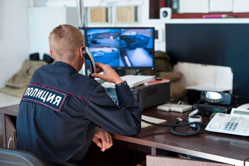 Во Владивостоке украли телефон у ребенка на детской площадке, задержан подозреваемый