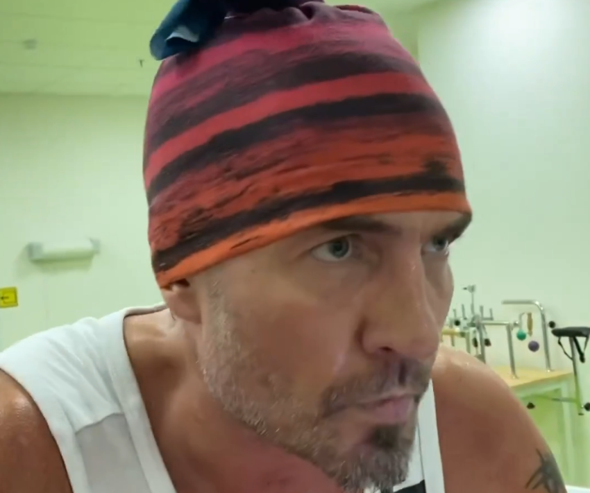 Роман Костомаров начал тренироваться на велотренажере с протезами на ногах