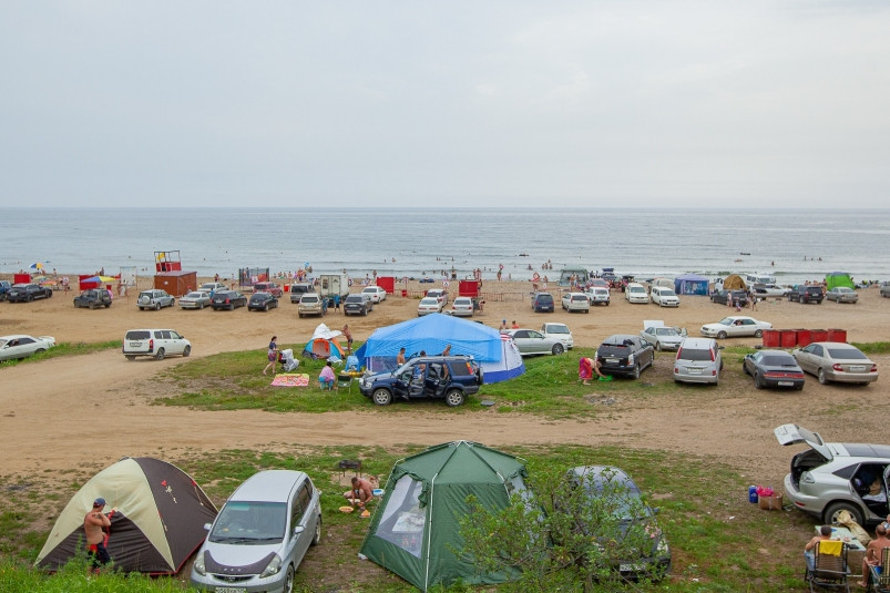 Холодный труп выбросило на популярный пляж в Приморье – снимки с места