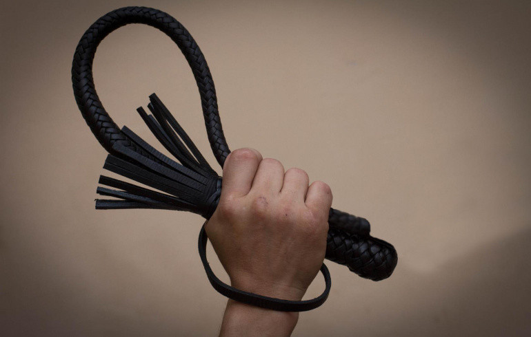 В Челябинской области вынесли приговор рецидивисту, избившему падчерицу кнутом