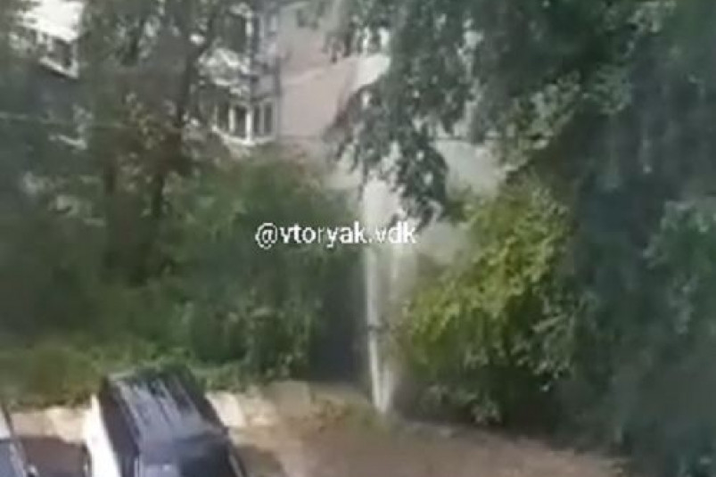 Мощный порыв кипятка заливает крупный район Владивостока – видео