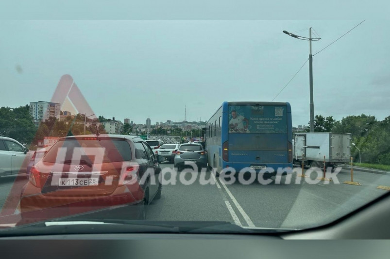 Авария с пассажирским автобусом блокирует трафиковую дорогу Владивостока