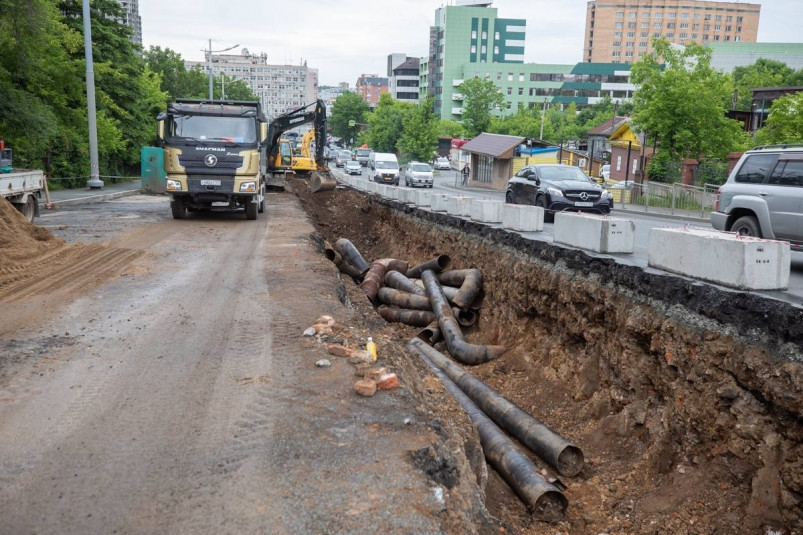 Во Владивостоке роют дороги по 12 адресам — масштабный ремонт теплосетей растянется до осени