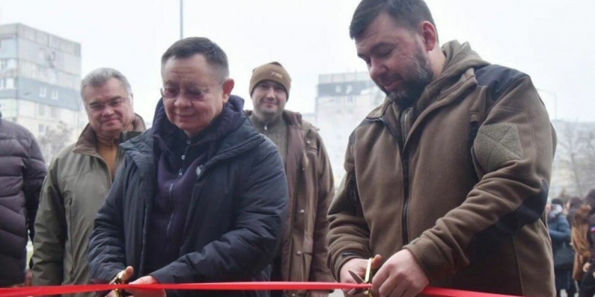 Строительство в ДНР продолжается. Врио главы ДНР с министром строительства и ЖКХ вручили ключи от новых квартир и открыли школу