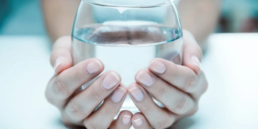 Что делать с прошлогодней крещенской водой? Можно ли ее приносить обратно в храм? Сколько новой освященной воды можно набирать?