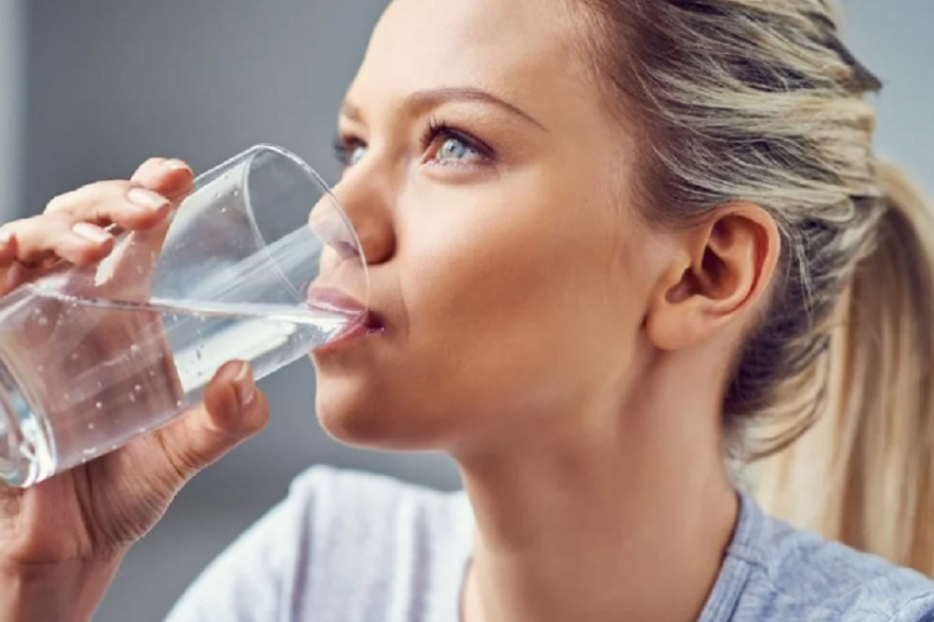 Инфекционист Поздняков: избыточное употребление жидкости может привести к отеку мозга