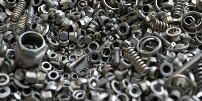 Врачи в Литве обнаружили в животе мужчины килограмм гвоздей и шурупов