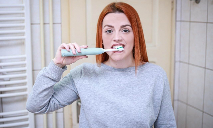 До или после завтрака: когда правильно чистить зубы