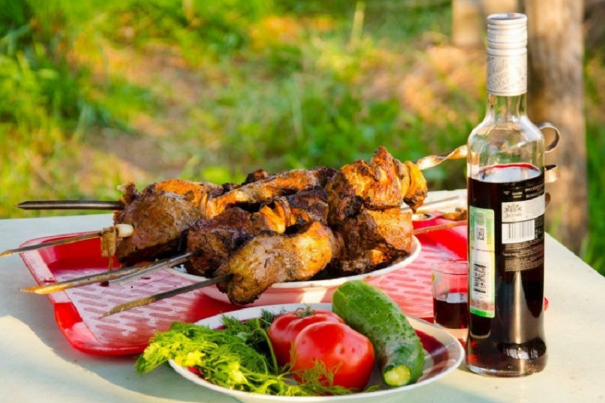 Врач-диетолог РФ Михаил Гинзбург заявил, что квас не показан людям с заболеваниями желудка