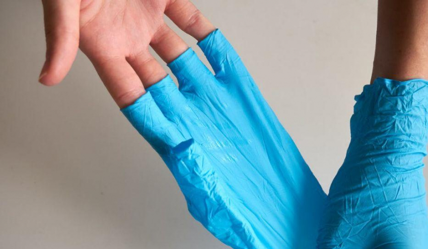 Врач Хухрев рекомендовал работать в огороде в перчатках во избежание заражения столбняком