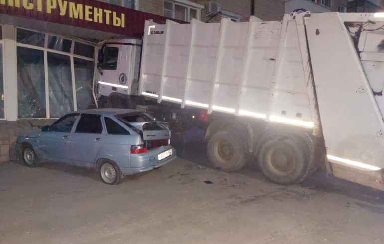 В Челябинской области бесправник на мусоровозе протаранил магазин