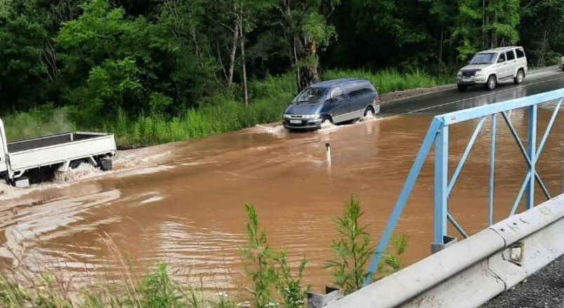 Из-за подъема воды ситуация усугубится — глава Примавтодора о подтоплении дорог в Приморье
