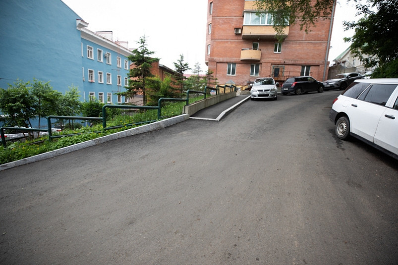 Во Владивостоке раньше срока привели в порядок проезды к домам на Фадеева и Светланской