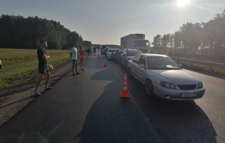 В Челябинской области на трассе М-5 столкнулись шесть автомобилей