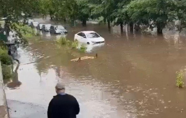 Киров "утонул" в огромных лужах: глава администрации города высказался о разгуле стихии