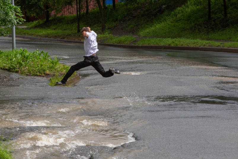 63 и 82 мм за 12 часов: новый ливень натворил немало бед в Приморье