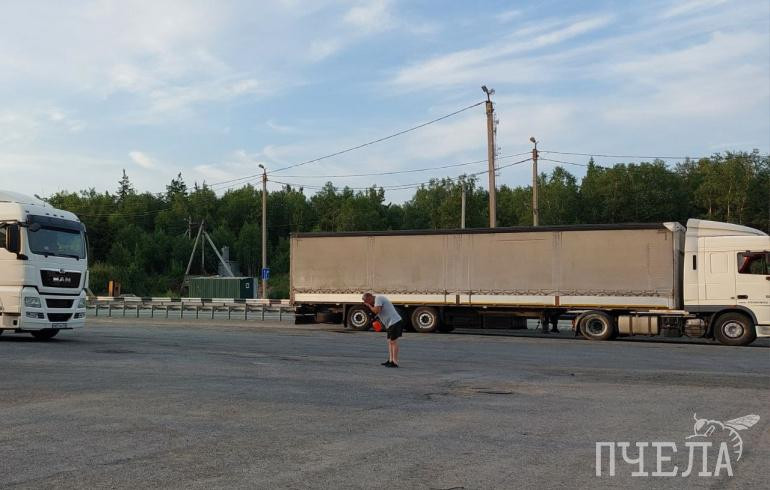 На трассах в Челябинской области из-за жары продлили ограничения для грузовиков