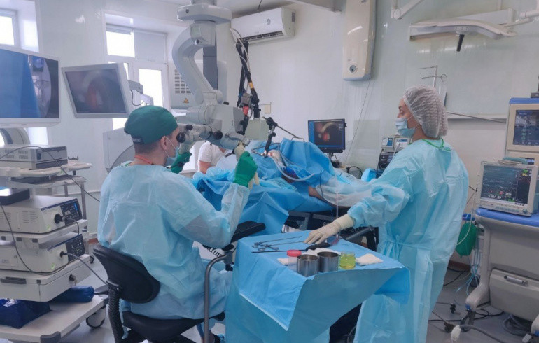 Челябинский хирург в прямом эфире удалил пациенту раковую опухоль горла без разрезов