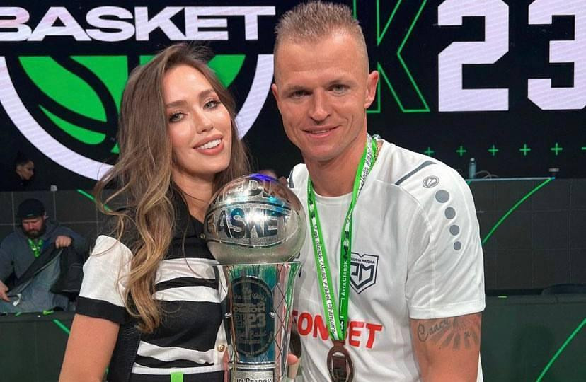 Жена Дмитрия Тарасова Анастасия Костенко госпитализирована из-за отравления