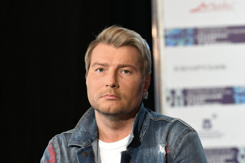 Все началось с поцелуя: Николая Баскова очаровала пышногрудая брюнетка