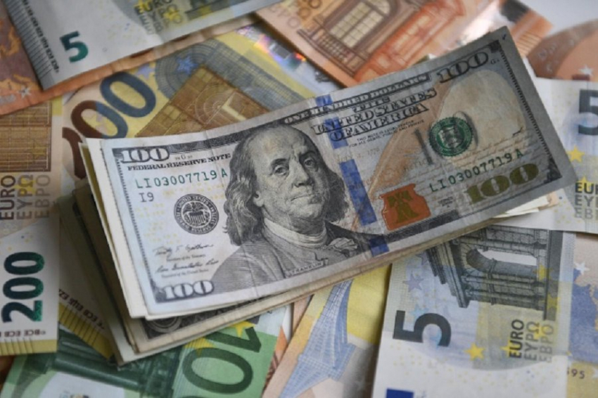 Недостаток иностранной валюты и эмоции после мятежа в 2023 давят на рубль