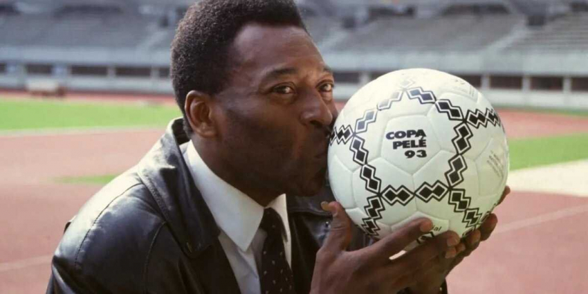 Звезда мирового футбола, бразилец Пеле, проиграл борьбу с раком: спортсмен успел попрощаться с семьей