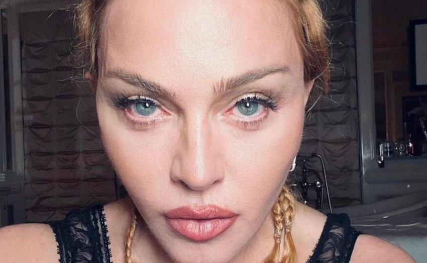 Не может встать с постели: что известно о состоянии здоровья Мадонны