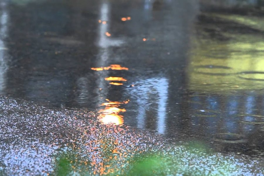 На перекрёстке Комендантского и Шуваловского проспектов в Санкт-Петербурге прорвало трубу