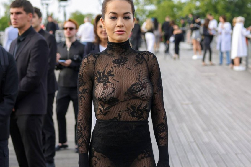 Рита Ора появилась на показе Alaia в прозрачном платье без нижнего белья