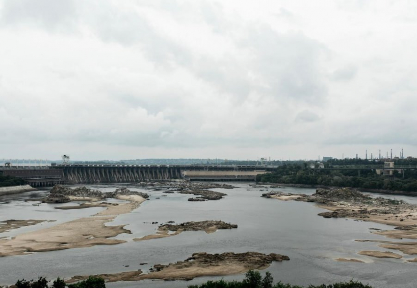 Появились первые фото оголившегося берега Днепра в районе ДнепроГЭСа в Запорожье