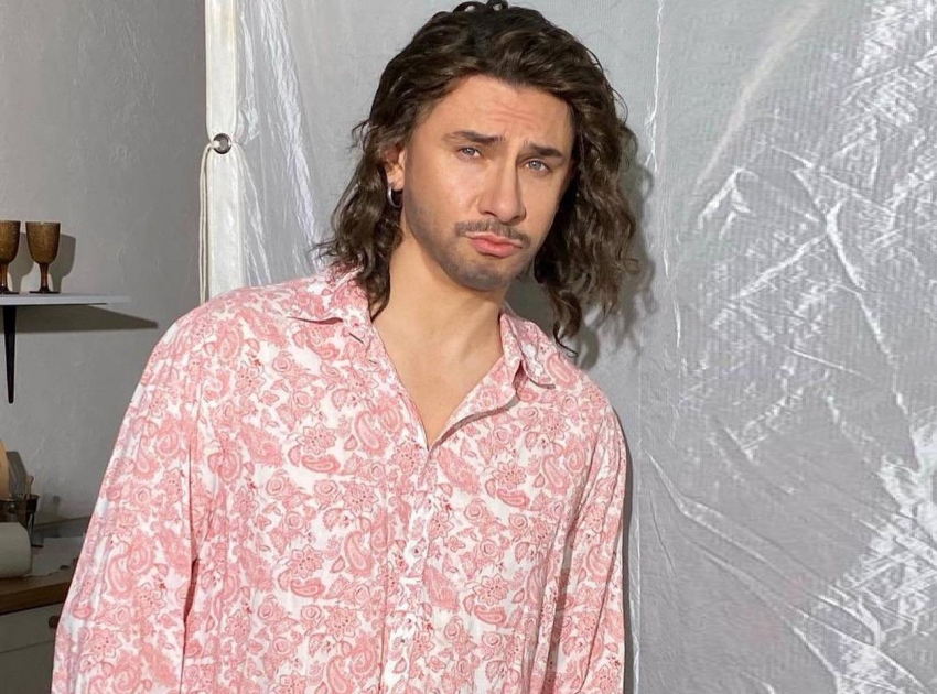 Тимур Батрутдинов с усами и в похоронном костюме снялся в продолжении «Бедного олигарха»