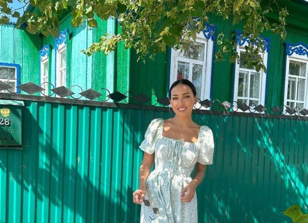 Алсу с дочерьми и сыном приехала в деревню в Башкирии, где прошло ее детство