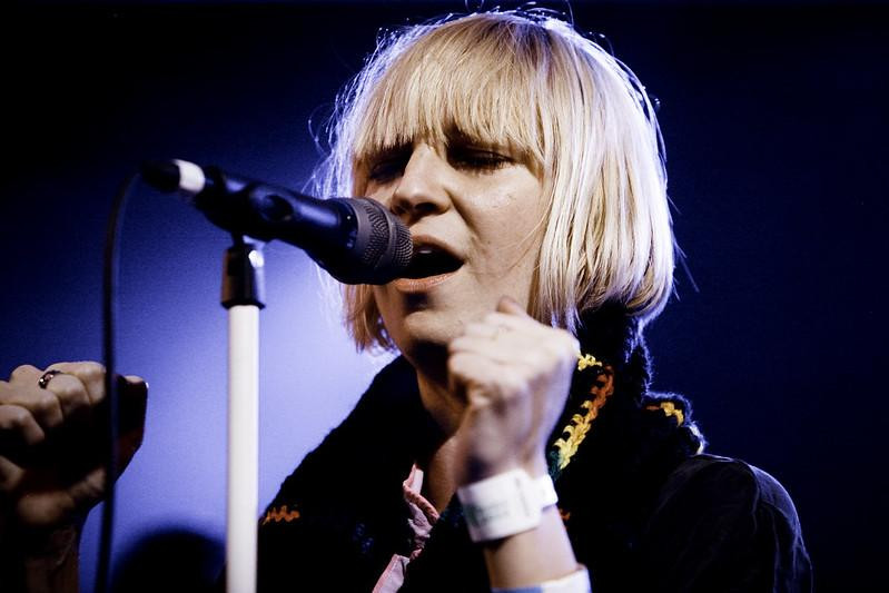 Певица Sia призналась, что смогла справиться с затяжной депрессией после усыновления двух детей