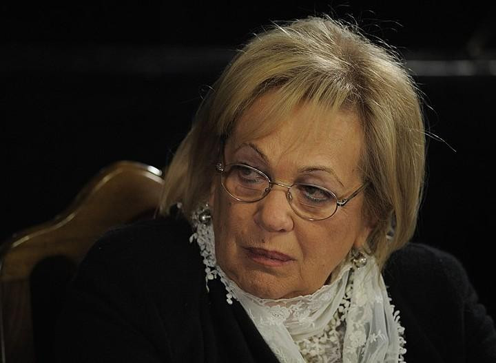 На могиле Галины Волчек заканчивают монтаж нового памятника взамен скандального