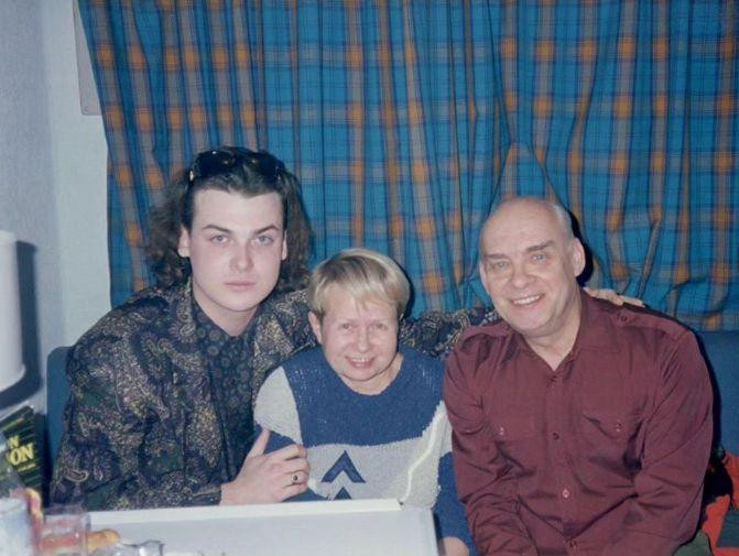 Певец Юлиан пришел на похороны Добронравова с огромным букетом роз